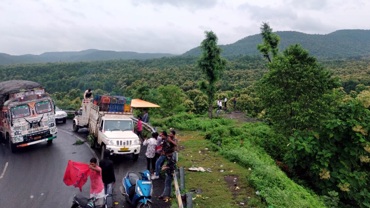 तेज बहाव में फंसी कार.