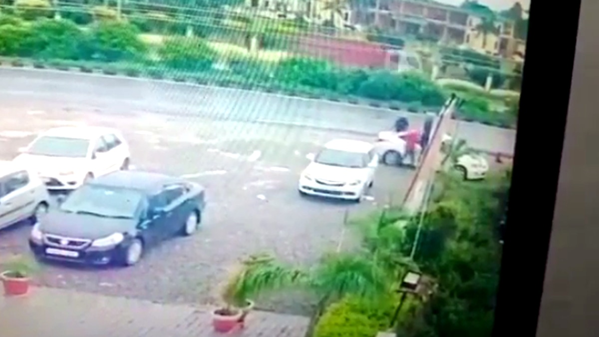 कार की हाइजैकिंग.