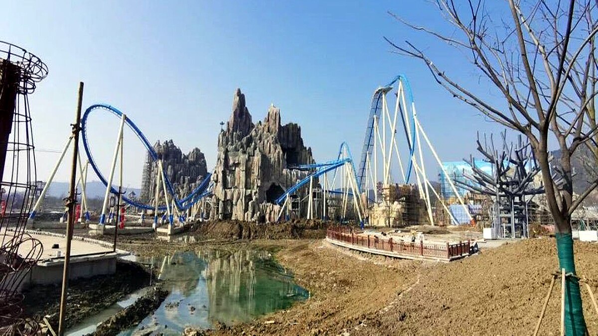  China People hanging upside down on rollercoaster