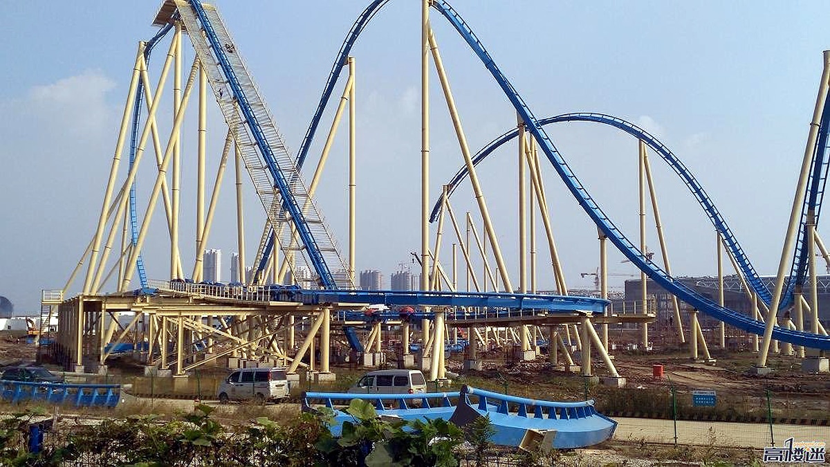  China People hanging upside down on rollercoaster