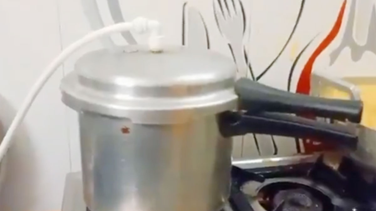 कूकर से एक शख्स ने ली स्टीम (फोटो वीडियो ग्रैब)