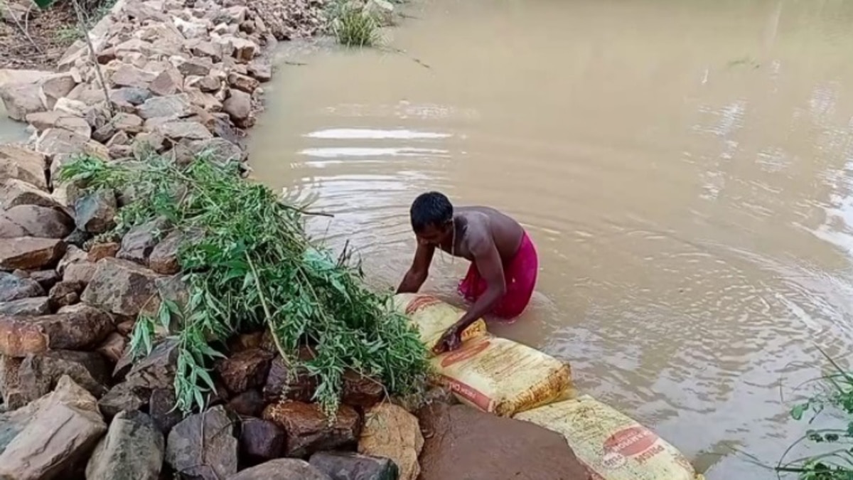 बारिश के पानी को रोकने आदिवासियों ने बना दिया बांध.