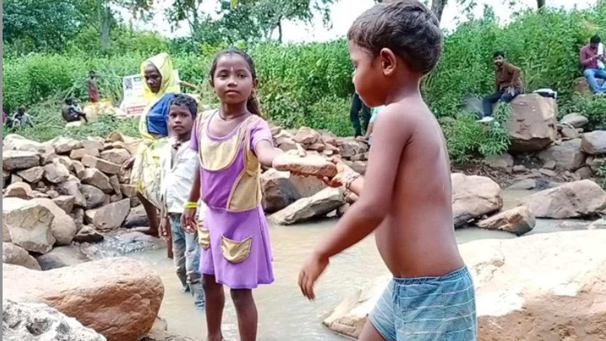 बारिश के पानी को रोकने आदिवासियों ने बना दिया बांध.