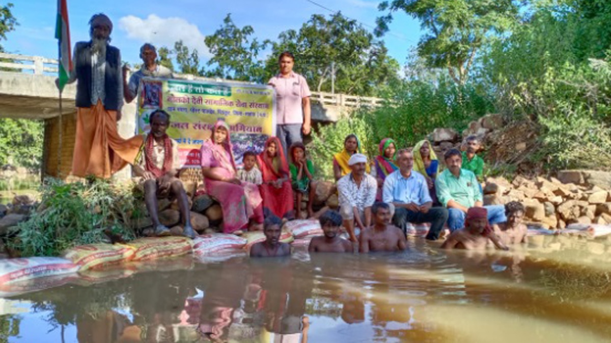 बारिश के पानी को रोकने आदिवासियों ने बना दिया बांध.