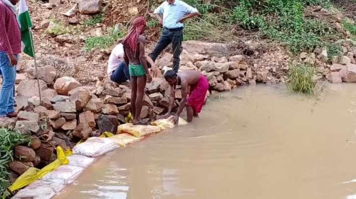 बारिश के पानी को रोकने आदिवासियों ने बना दिया बांध.