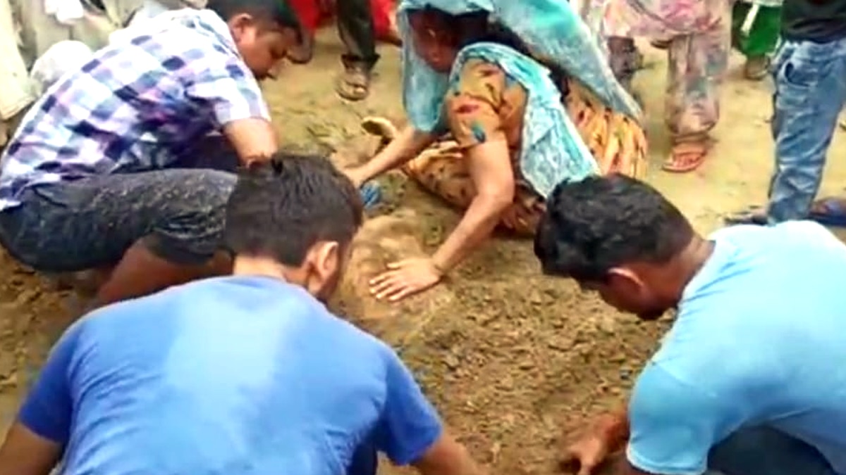 गोबर में दबा शव.