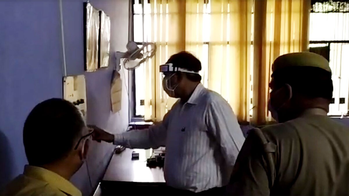 डीएम अजय शंकर पांडे (फोटो आजतक)