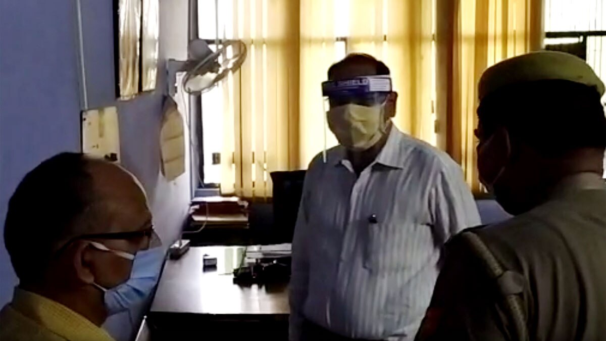 डीएम अजय शंकर पांडे (फोटो आजतक)