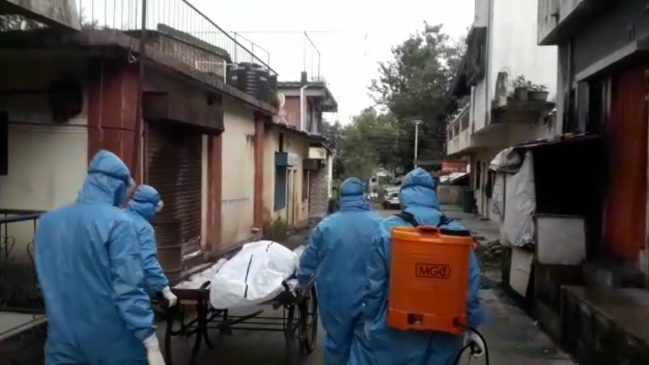 एंबुलेंस नहीं मिली ठेले पर जाता कोरोना मरीज का शव (फोटो आजतक)