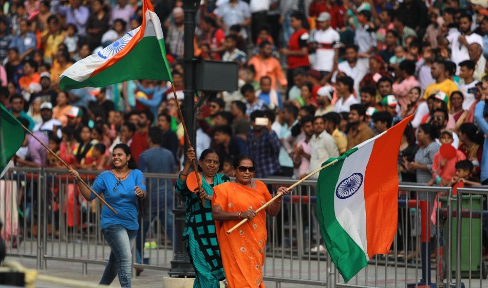 नारों से गूंजता स्टेडियम