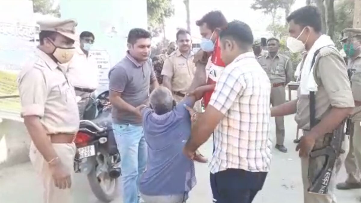 वंछित ने पैर पकड़कर मांगी माफी - (फोटो : आजतक)