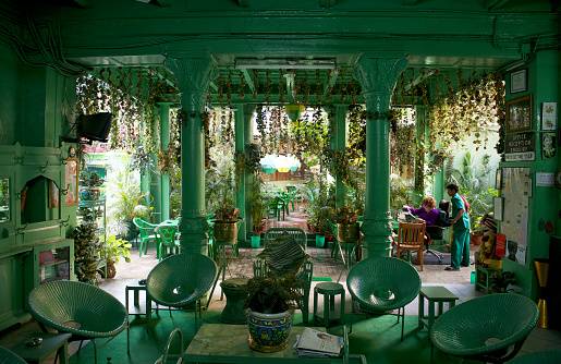 संकट गहराता गया