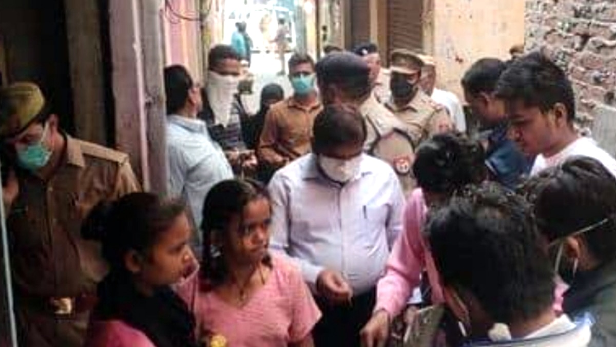 सरकारी कर्मचारी और बंगलाधारी गरीबों का हक मारकर ले रहे थे फ्री में राशन.