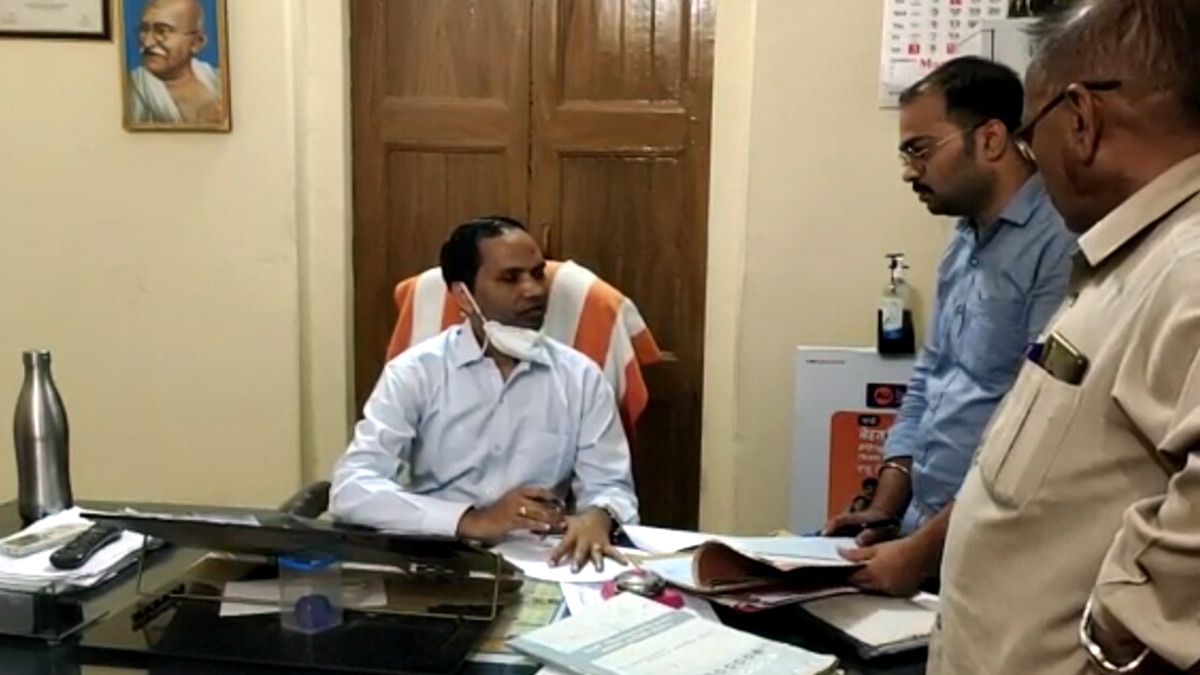 सरकारी कर्मचारी और बंगलाधारी गरीबों का हक मारकर ले रहे थे फ्री में राशन.