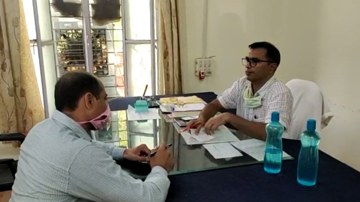 सरकारी कर्मचारी और बंगलाधारी गरीबों का हक मारकर ले रहे थे फ्री में राशन.