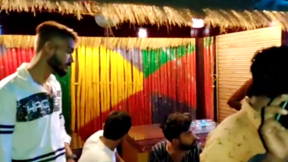 हुक्का बार पर पुलिस ने मारा छापा (फोटो आजतक)