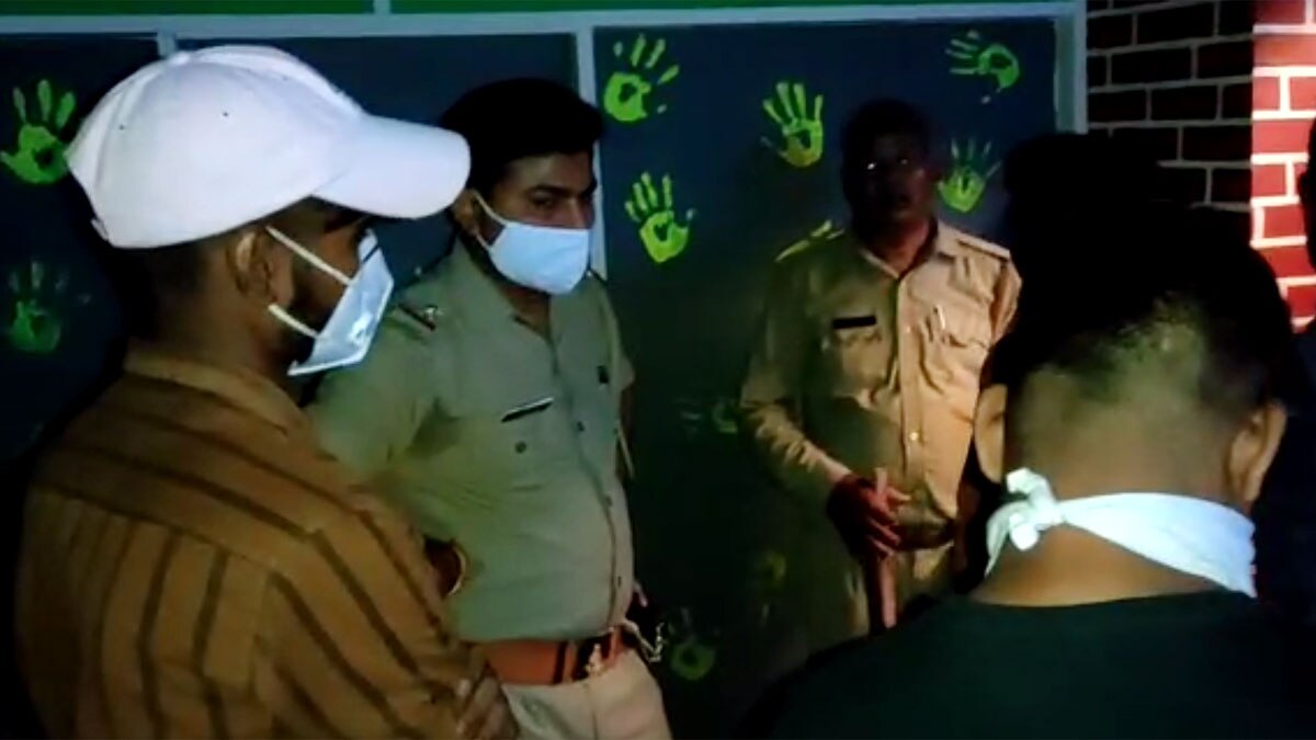 हुक्का बार पर पुलिस ने मारा छापा (फोटो आजतक)