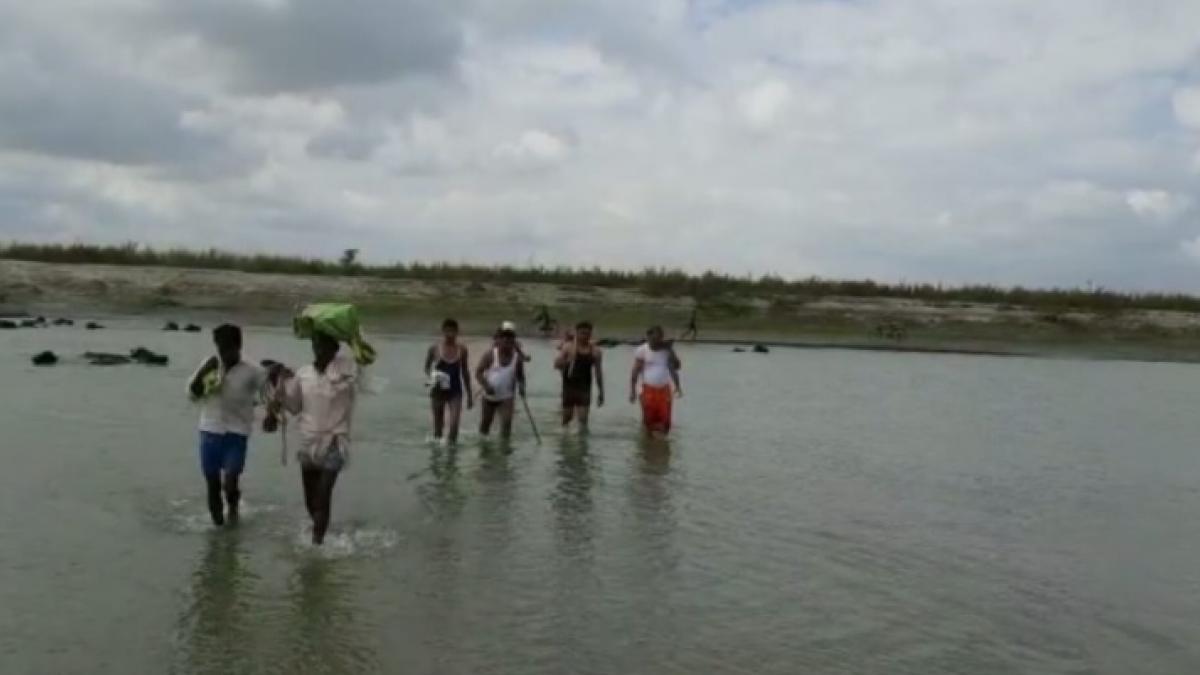 यूपी: नदी के टापू पर चल रही थी अवैध शस्त्र की फैक्ट्री, पुलिस ने किया भंडाफोड़.