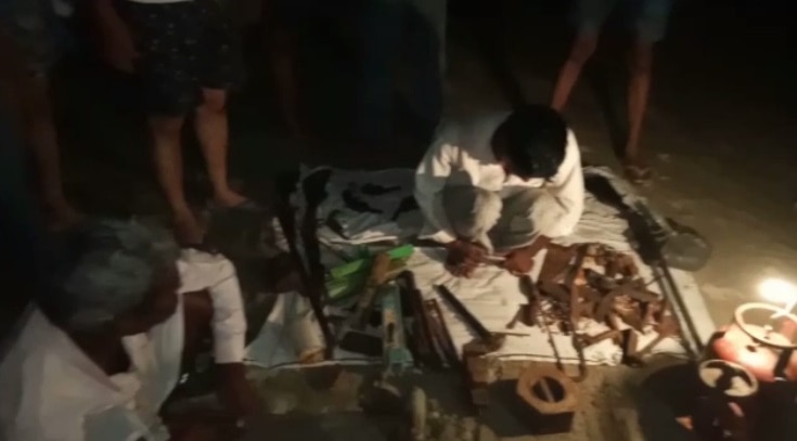 यूपी: नदी के टापू पर चल रही थी अवैध शस्त्र की फैक्ट्री, पुलिस ने किया भंडाफोड़.