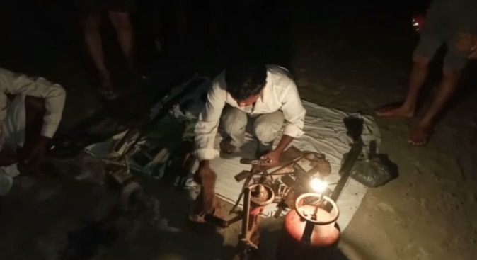 यूपी: नदी के टापू पर चल रही थी अवैध शस्त्र की फैक्ट्री, पुलिस ने किया भंडाफोड़.