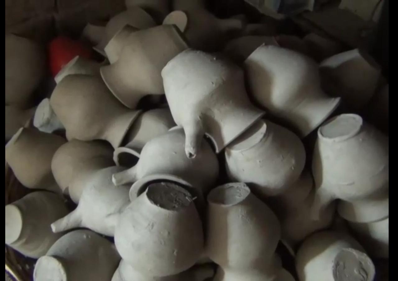 मिट्टी के खिलौनों से भविष्य संवारेगा यह युवक