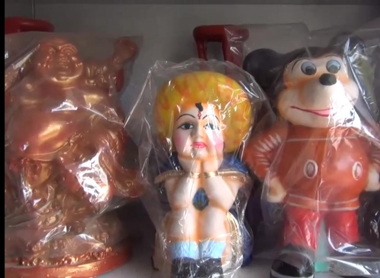 मिट्टी के खिलौनों से भविष्य संवारेगा यह युवक