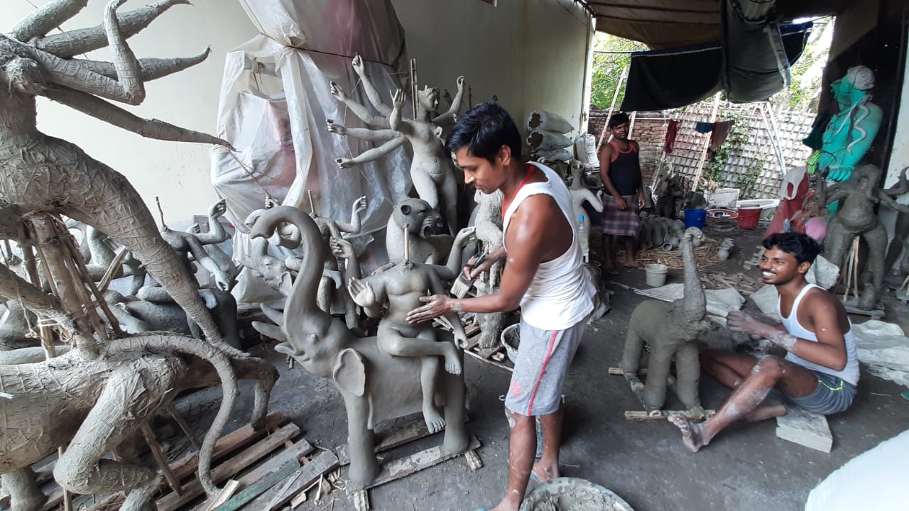 मिट्टी के खिलौनों से भविष्य संवारेगा यह युवक