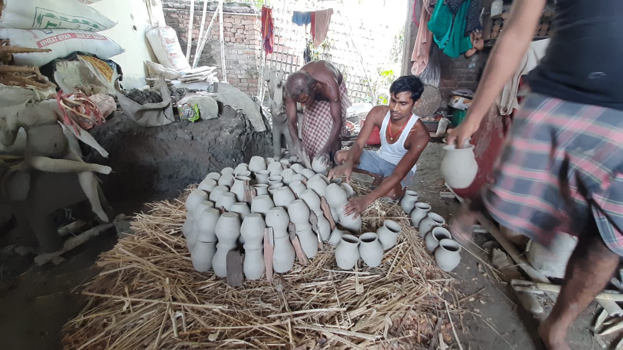 मिट्टी के खिलौनों से भविष्य संवारेगा यह युवक