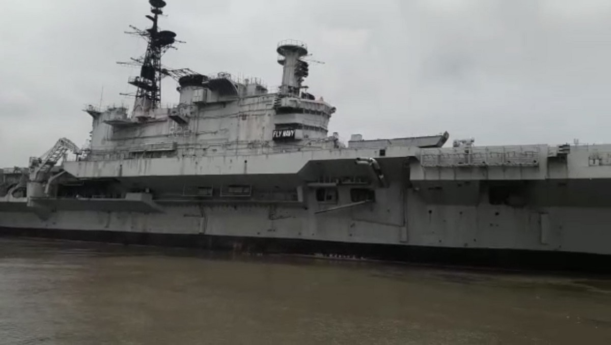 आखिरी सफर पर पहुंचा युद्धपोत INS विराट