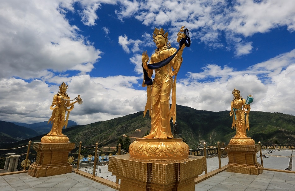 बुध प्रतिमा के नजदीक कई बोधिसत्व