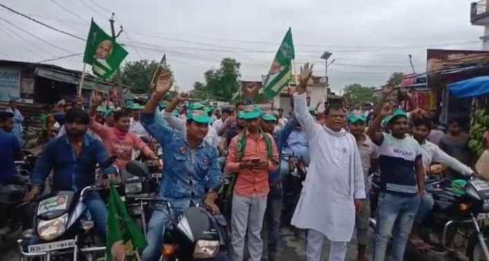 बिहार के गोपालगंज में  कृषि बिल के विरोध में RJD कार्यकर्ताओं ने सोशल डिस्टेंसिंग की धज्जियां उड़ाई.