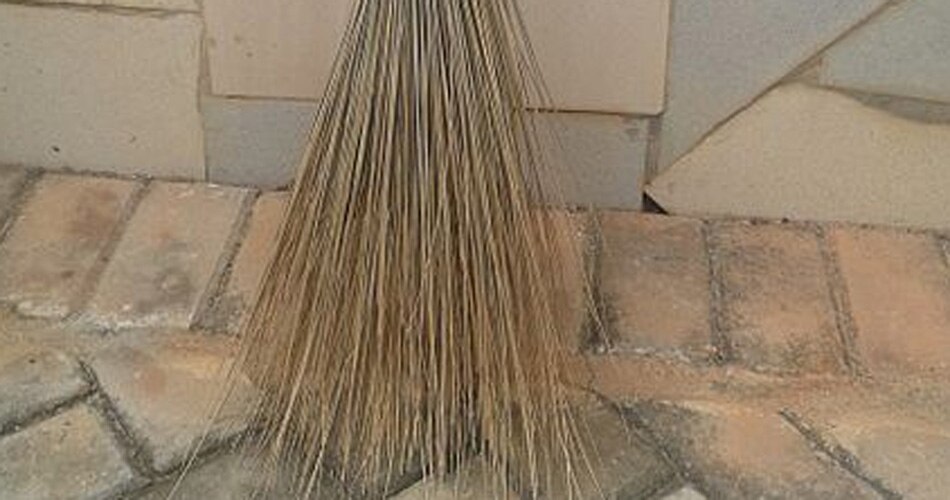 छोटे बच्चे का झाड़ू लगाना होता है शुभ