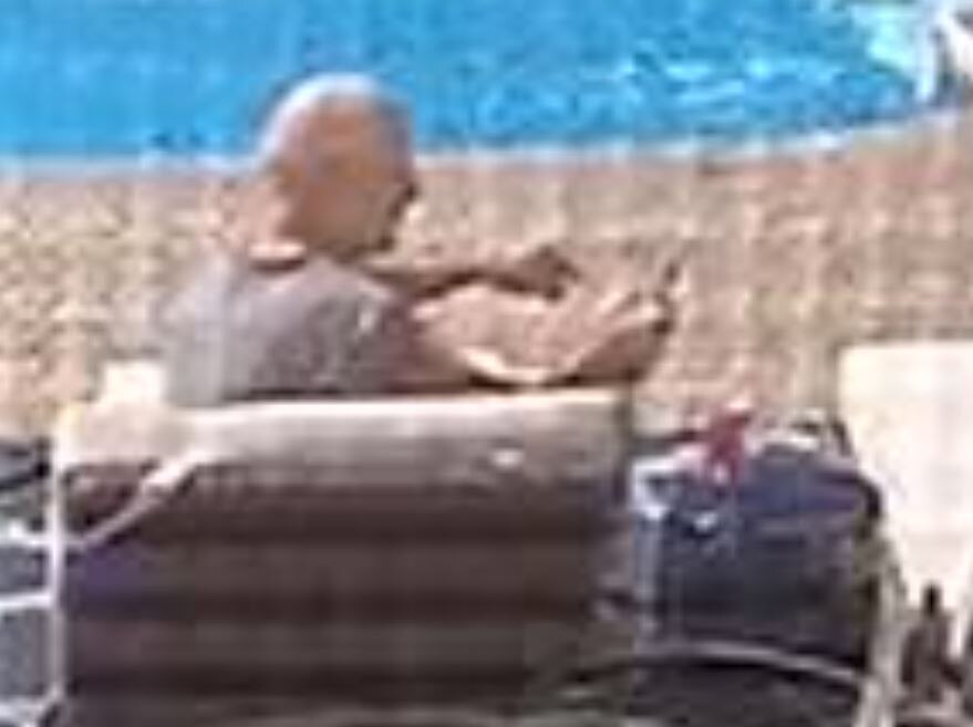 शख्स को भालू ने जगाया