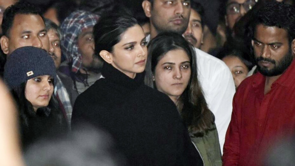 जेएनयू विजिट के दौरान दीप‍िका पादुकोण