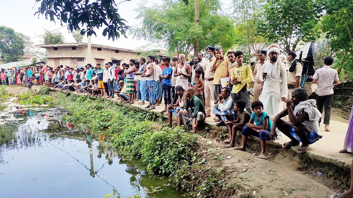 Khagaria girls drown in road side pit Bihar Election