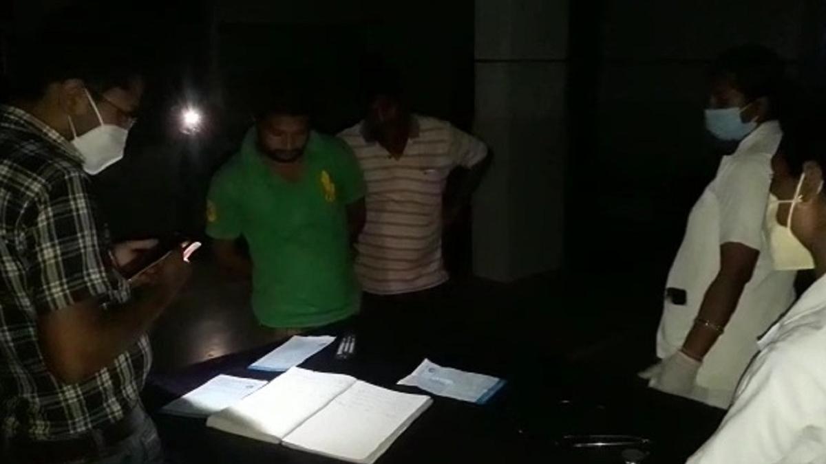 मोबाइल की रोशनी में इलाज करते हैं डॉक्टर