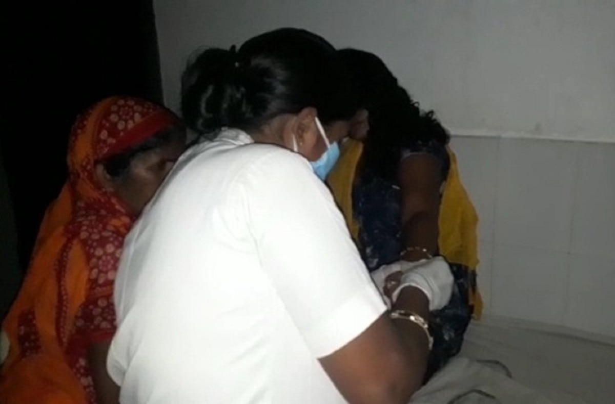 मोबाइल की रोशनी में इलाज करते हैं डॉक्टर