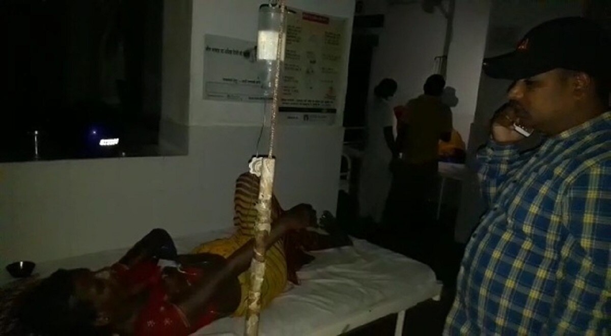 मोबाइल की रोशनी में इलाज करते हैं डॉक्टर