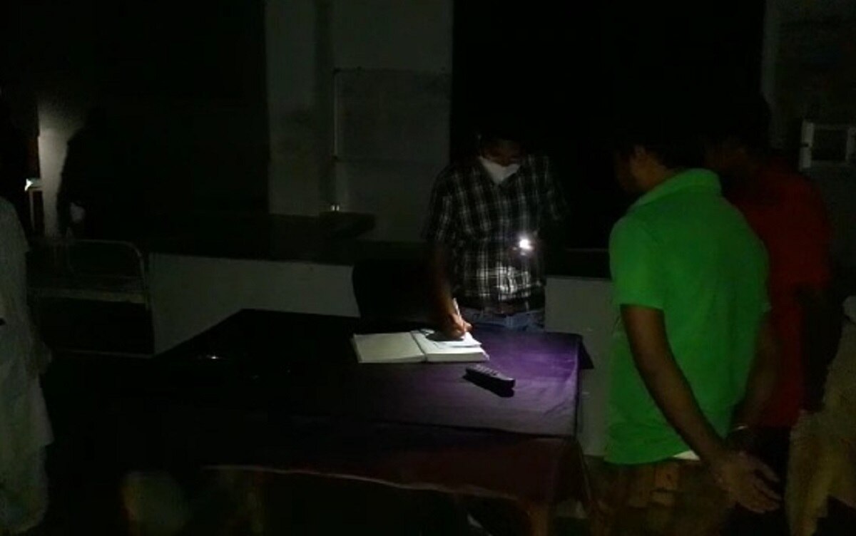 मोबाइल की रोशनी में इलाज करते हैं डॉक्टर