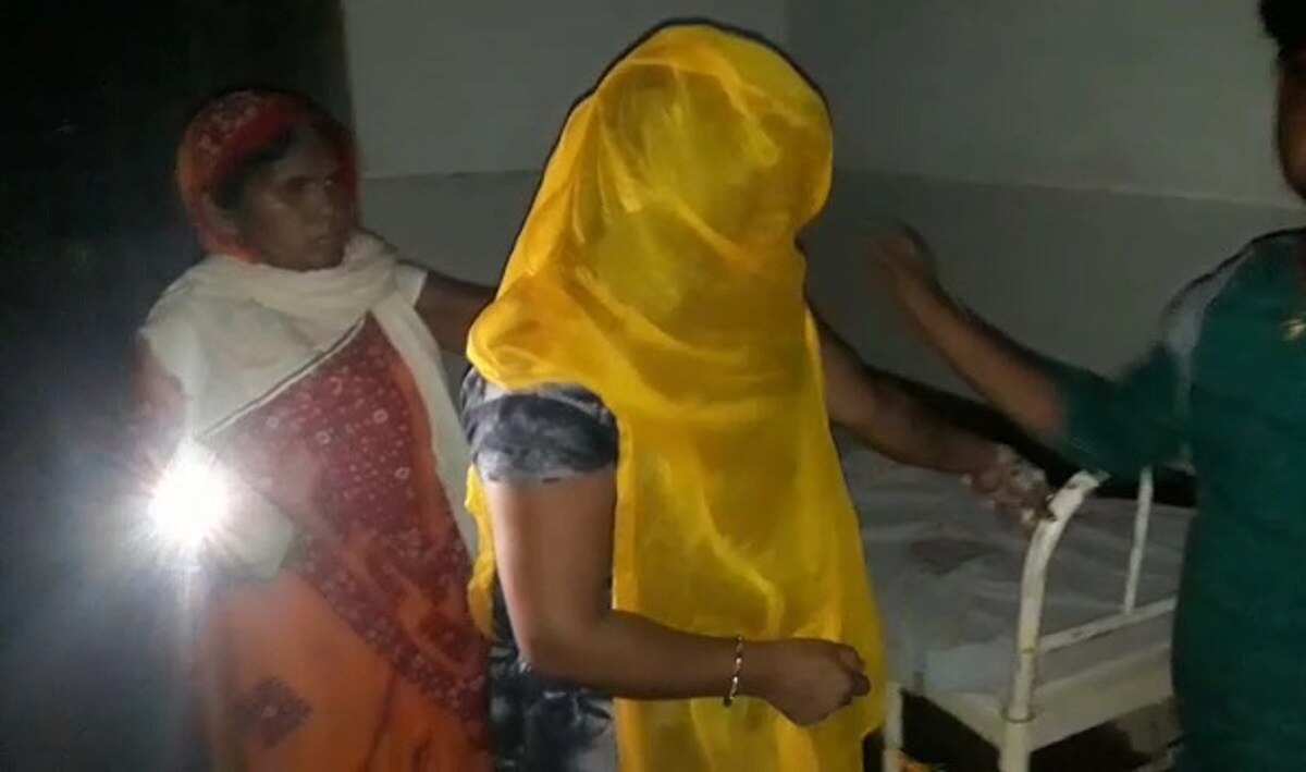 मोबाइल की रोशनी में इलाज करते हैं डॉक्टर