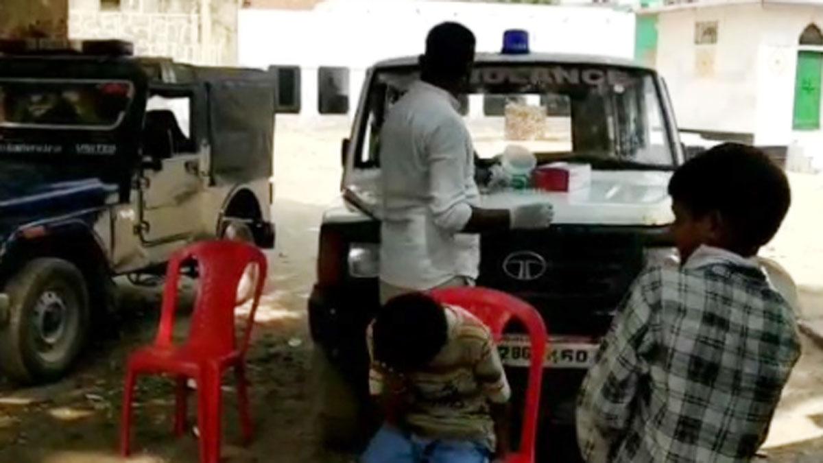 पीपीई किट के बगैर लिए गए सैंपल (फोटो आजतक)