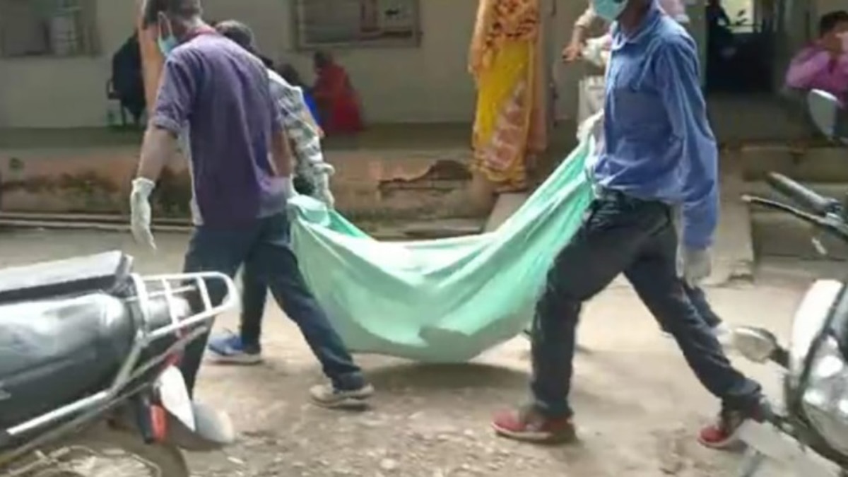 महिला के शव को चादर में टांगकर ले जाते वीडियो हुआ वायरल.