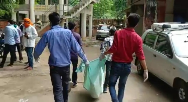 महिला के शव को चादर में टांगकर ले जाते वीडियो हुआ वायरल.