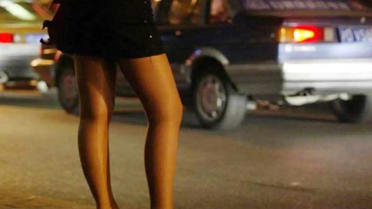 चाइनीज महिलाएं व्यापार के साथ युवाओं को अपने जाल में फंसा रही हैं. 