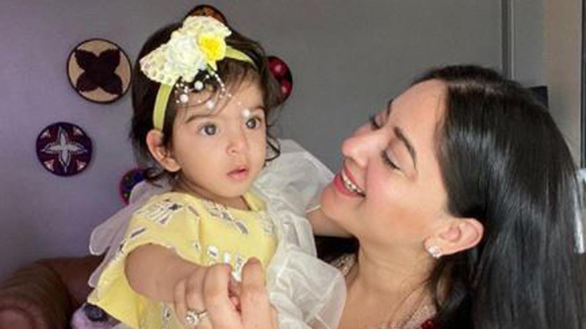 माही विज बेटी तारा के साथ 