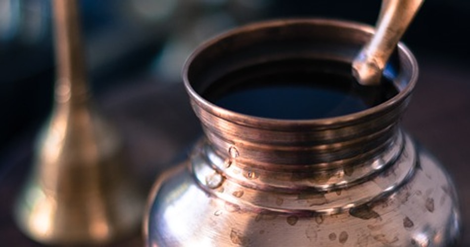  पात्र में जल भरकर रखें