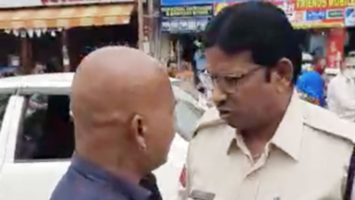 हेड कांस्टेबल सईद और निगम दारोगा के बीच हुई गालीगलौच (फोटो आजतक) 
