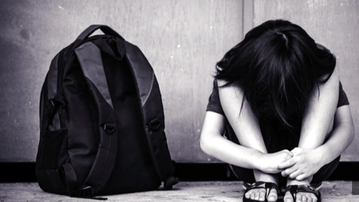 दवाई लेकर अपनी मां के साथ घर लौट रही थी युवती.