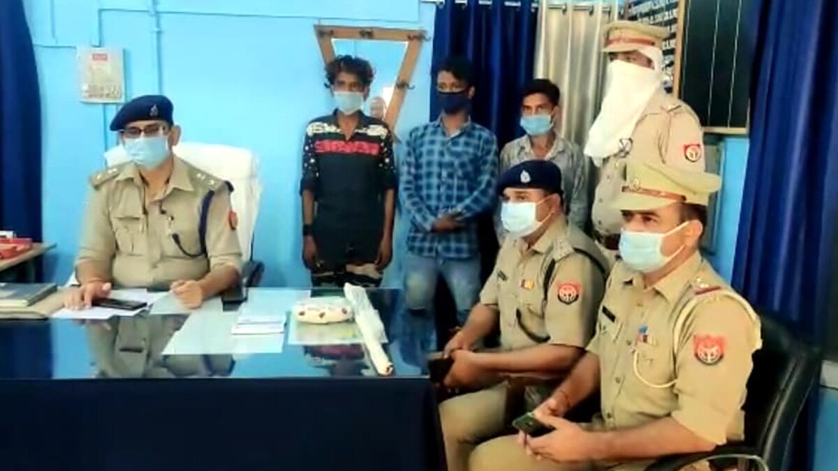 पुलिस गिरफ्त में आरोपी.