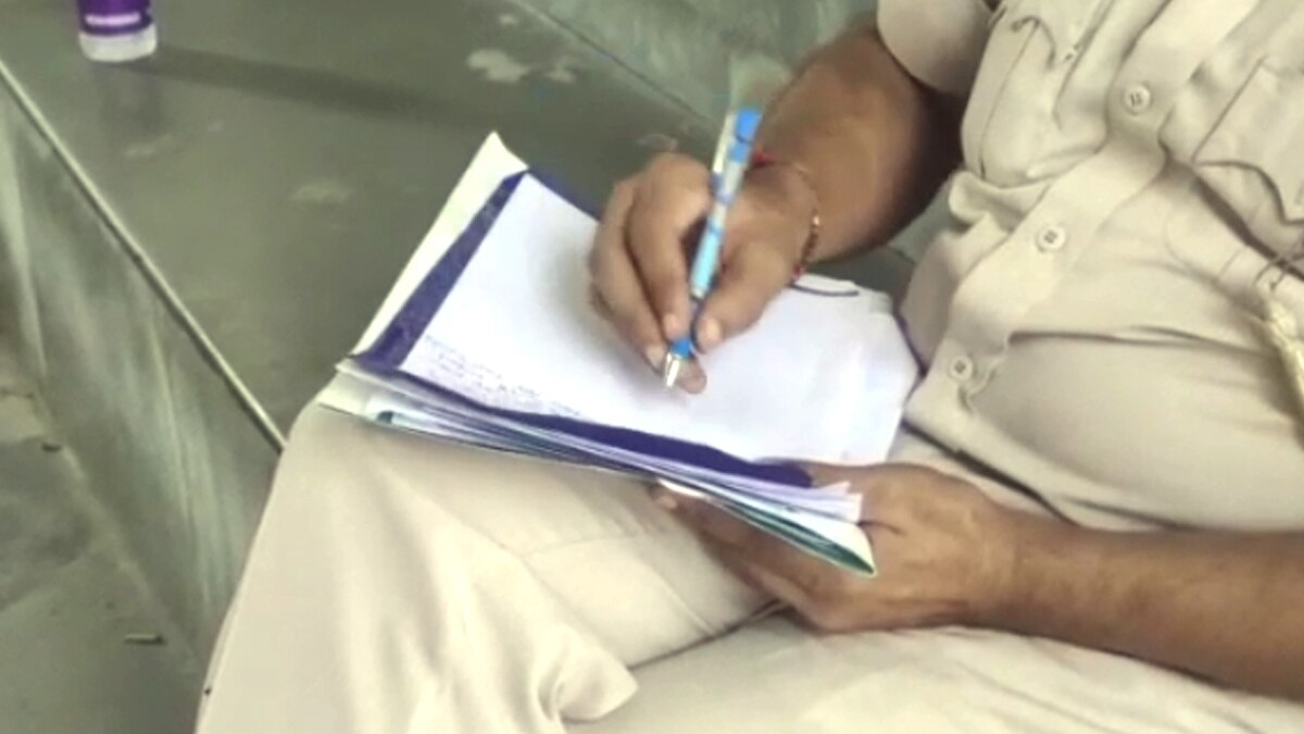 मृतक के चाचा के बयान रिकॉर्ड करती पुलिस.